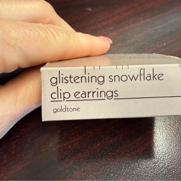 Avon Goldtone “Glistening Snowflake” clip Earrings with Textured Finish NIB 1988 - Picture 3 of 4